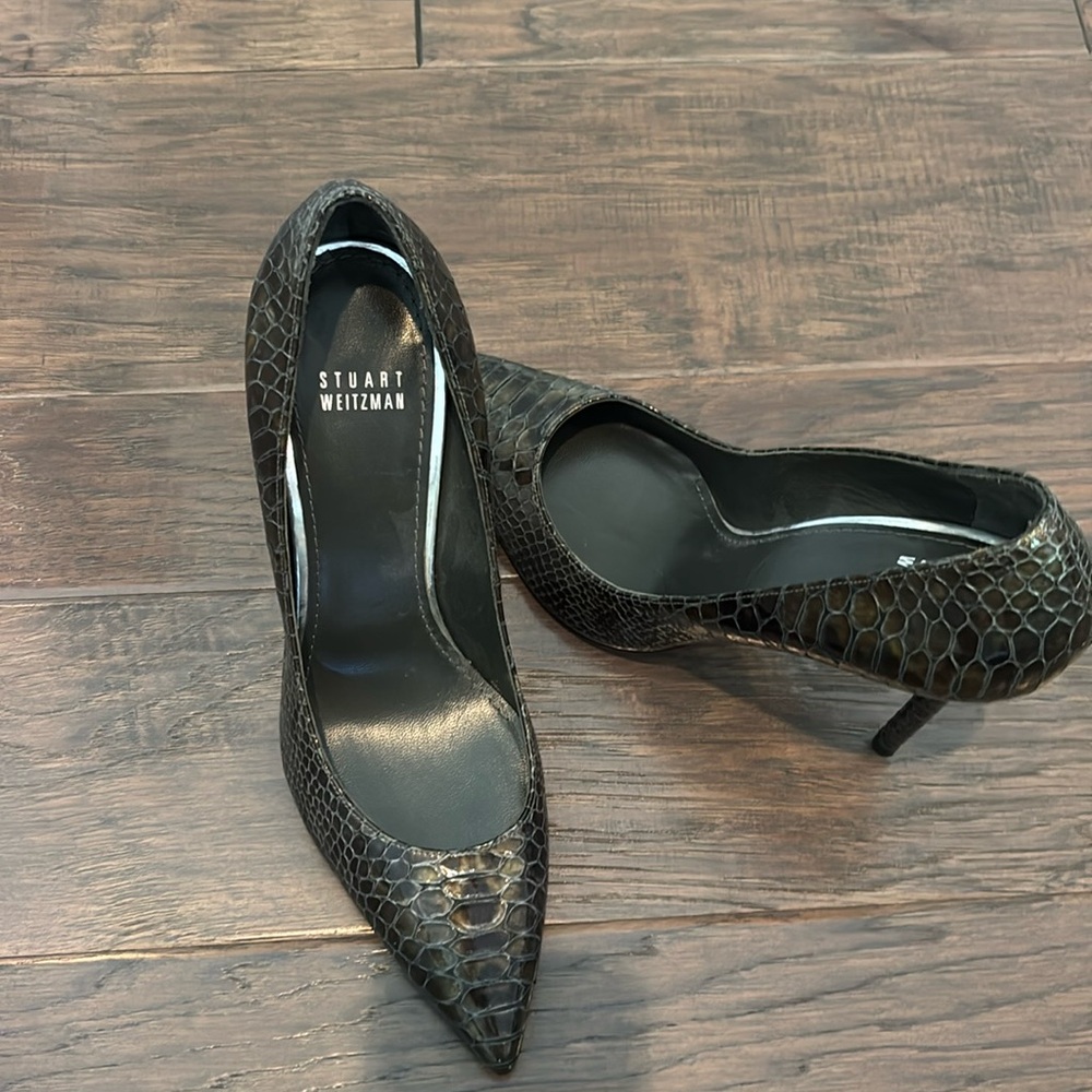 Never worn Stuart Weitzman Dark gray embossed snakeskin shiny pump 85, Size 8.5